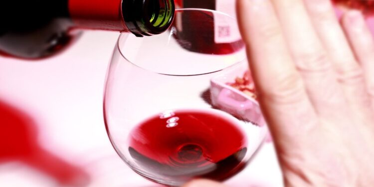 Alcol, aumentato il consumo durante la pandemia. A rischio soprattutto donne, giovanissimi ed anziani