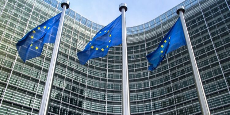 La Commissione Europea investe in ricerca contro le varianti covid-19