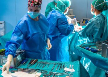 A Torino, parto cesareo durante un intervento neurochirurgico: salve mamma e bimba