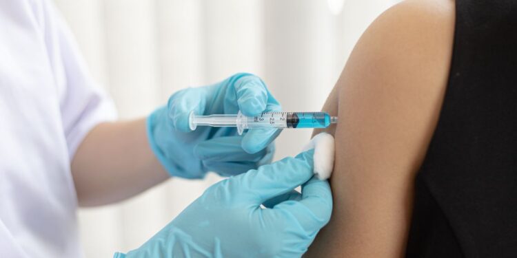 Covid, l’Ordine dei Medici di Salerno raccomanda la quarta dose del vaccino