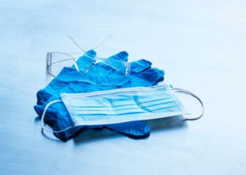 Legambiente chiede multe per chi lascia in strada mascherine e guanti