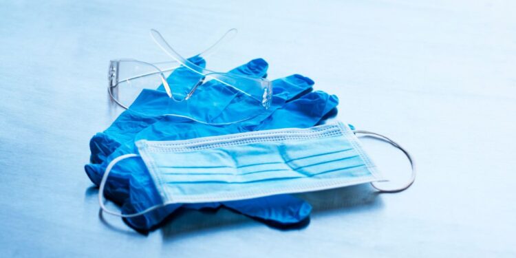 Legambiente chiede multe per chi lascia in strada mascherine e guanti