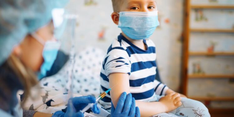 “Vaccini anticovid a donne incinte e bambini over 12”: la richiesta di pediatri e ginecologi