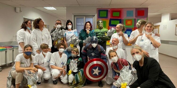 I supereroi della NIDA in visita ai pazienti oncologici dell’ospedale Molinette