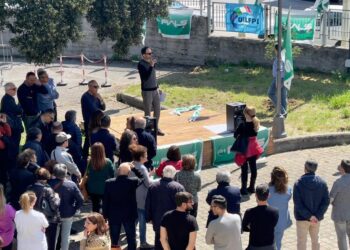 Ospedale di Polla al collasso. In 150 scendono in piazza