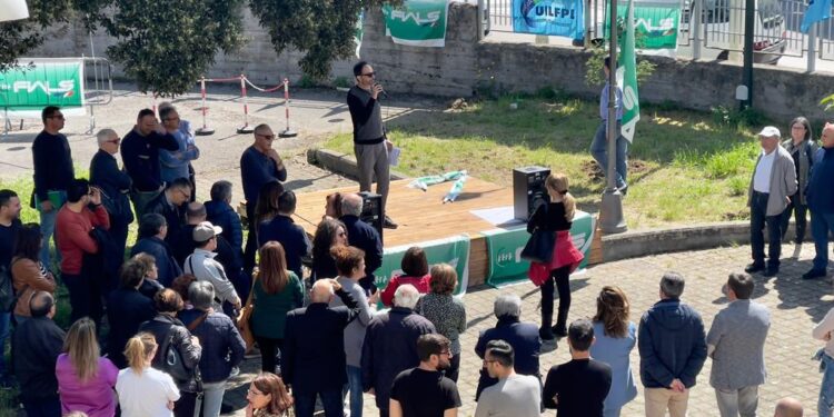 Ospedale di Polla al collasso. In 150 scendono in piazza