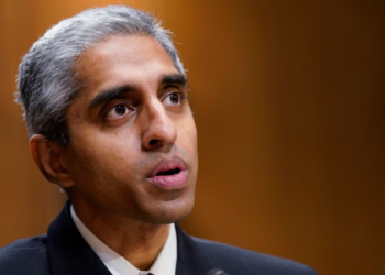 Vivek Murthy lancia l’allarme: “I social media causano danni ai minori”