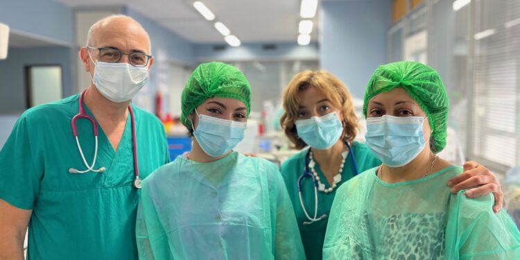 19 anni dopo torna a salutare i medici che le hanno salvato la vita quando pesava solo un chilo