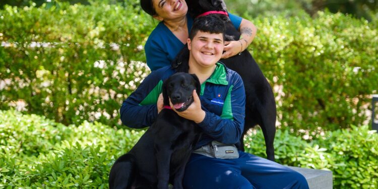 Cuccioli di labrador impiegati nelle terapie per lo spettro autistico a Villa Dei Fiori