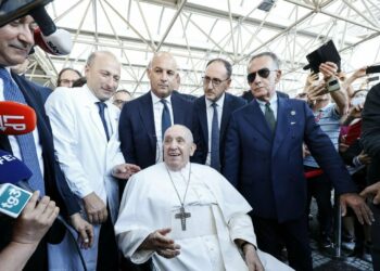 Papa Francesco lascia l’ospedale e torna in Vaticano: “Sto bene”