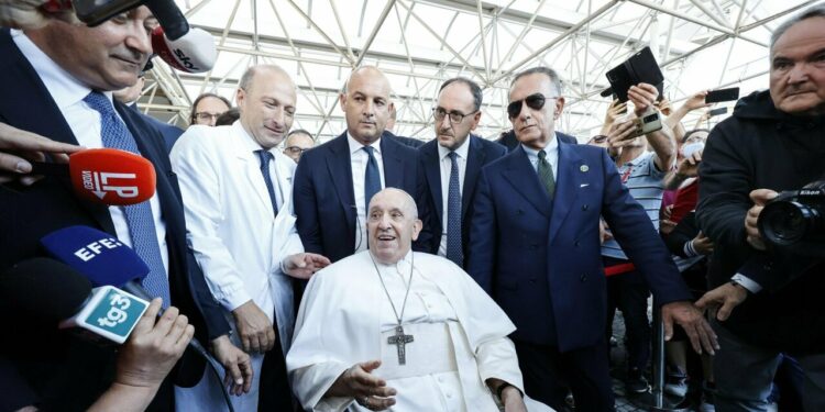 Papa Francesco lascia l’ospedale e torna in Vaticano: “Sto bene”