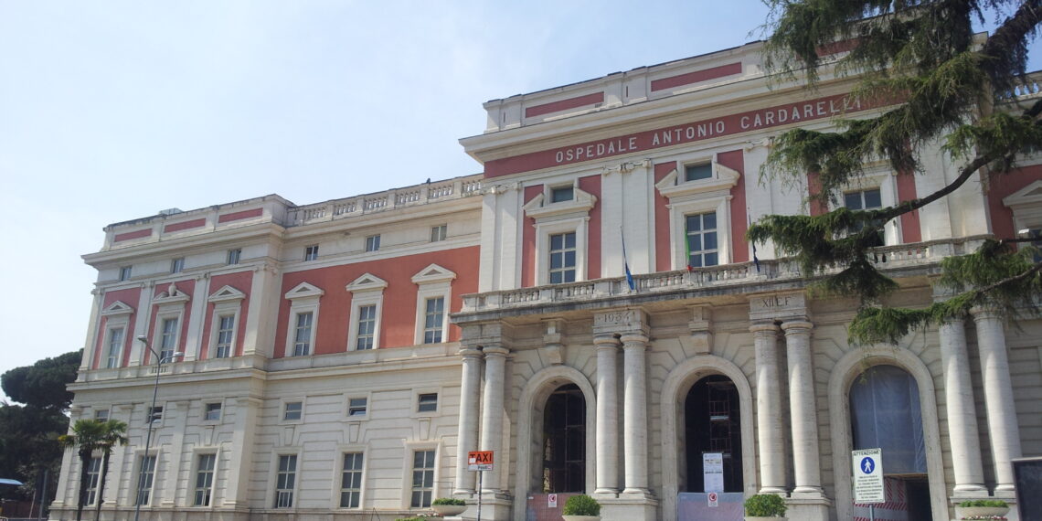 Paziente colto da malore al Policlinico. Nessun mezzo del Cardarelli coinvolto nella vicenda