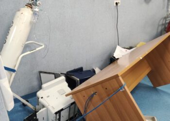 FOLLIA A GIUGLIANO IN PROVINCIA DI NAPOLI. DEVASTATO IL PRONTO SOCCORSO DELL’OSPEDALE.