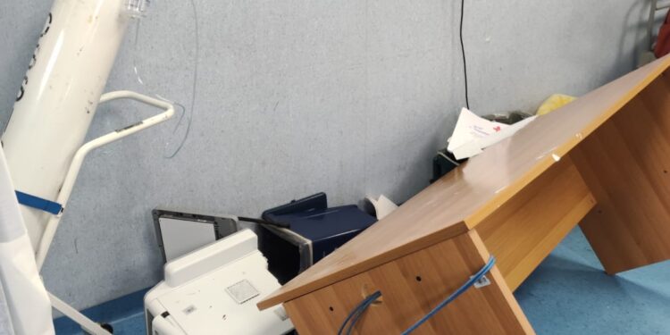 FOLLIA A GIUGLIANO IN PROVINCIA DI NAPOLI. DEVASTATO IL PRONTO SOCCORSO DELL’OSPEDALE.