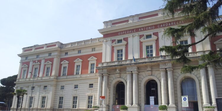 Cardarelli – record di accessi in Pronto Soccorso: 250 persone in 24 ore. Sospesi i trasferimenti al Cardarelli attraverso il 118 e da altri ospedali