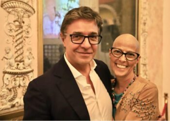 Parrucche e visori per la realtà virtuale in dono al Pascale. La consegna ieri da parte dell’associazione  creata da Stefania Pisani.