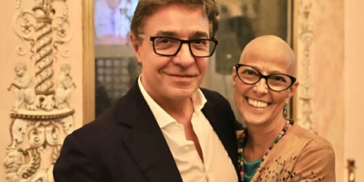 Parrucche e visori per la realtà virtuale in dono al Pascale. La consegna ieri da parte dell’associazione creata da Stefania Pisani.