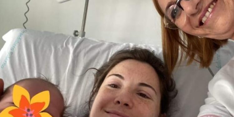 Affetta da sclerosi multipla da’ alla luce una bimba sanissima: Aurora. Festa al Ruggi di Salerno