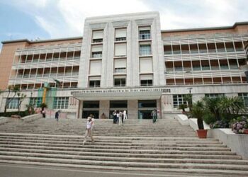 Intervento di chirurgia di precisione all’ospedale Monaldi. Paziente affetto da malattia genetica operato di rara ernia primitiva con chirurgia robotica. Iervolino: «Esperienza e tecnologie avanzate per trattare casi che una volta erano considerati impossibili» 