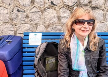Sindrome di Sjogren, inaugurata oggi la quarta panchina azzurra al Molo Masuccio Salernitano