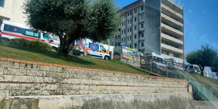 File di ambulanze davanti al pronto soccorso dell’ ospedale di Salerno