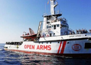 Evacuazione medica urgente dalla nave ong Open Arms di un migrante affetto da varicella