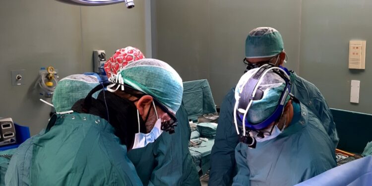 Per la prima volta salvato il polmone in un caso di carcinoma polmonare che invade il cuore. L’ intervento all’ ospedale Sant’ Andrea di Roma