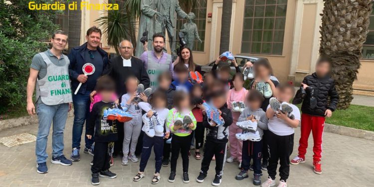 Proseguono le iniziative sociali del Comando Provinciale della Guardia di Finanza di Napoli a favore di varie associazioni benefiche, enti onlus ed ecclesiastici presenti sul territorio campano.