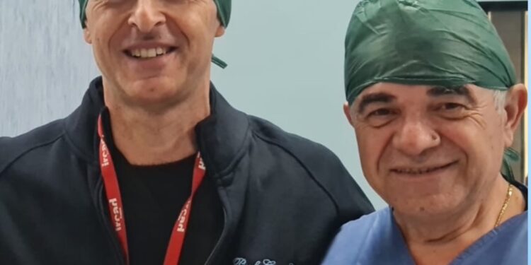 Primo intervento di chirurgia robotica pediatrica su un bambino di 8 anni. Ad operare il  dottore Umberto Ferrentino della chirurgia pediatrica del Ruggi di Salerno