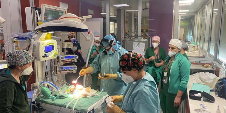 Terapia intensiva neonatale ospedale di Castellammare,eseguito complesso intervento di cardiochirurgiaCollaborazione tra i sanitari stabiesi e l’equipe proveniente dal Monaldi di Napoli