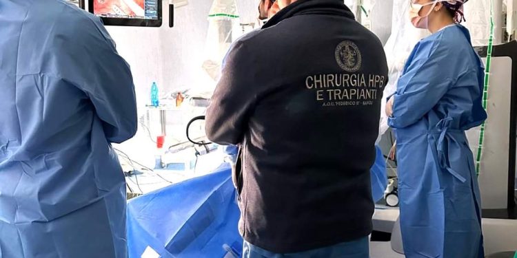 Doppio trapianto di rene incrociato da donatore vivente, straordinario interventoall’Azienda Ospedaliera Universitaria Federico II di Napoli