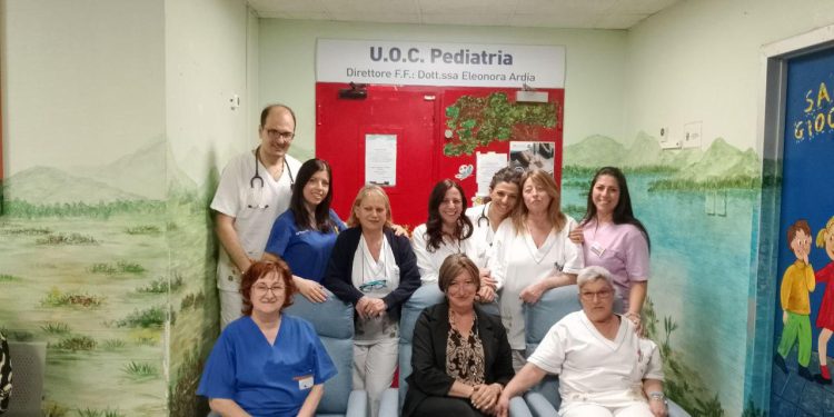 Umanizzazione delle Cure al reparto di pediatria dell’ ospedale di Battipaglia. Donate poltrone relax ai piccoli degenti e ai loro familiari dall’Associazione Arcobaleno Marco Iagulli.