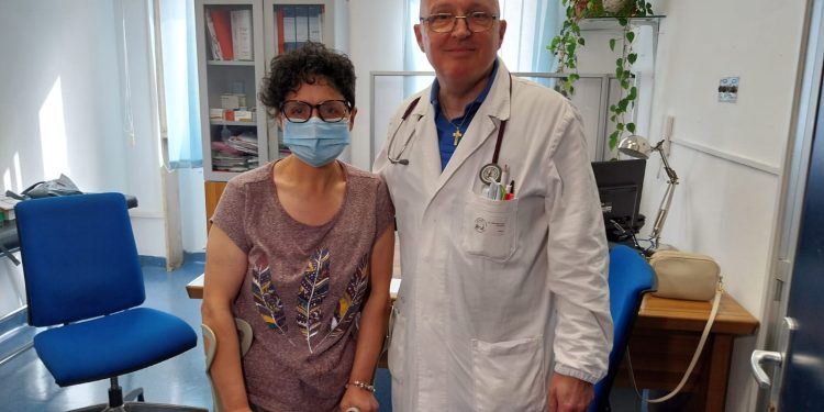 Una donna affetta da fibromialgia torna a camminare grazie alla cannabis. A curarla il reumatologo salernitano Paolo Moscato.