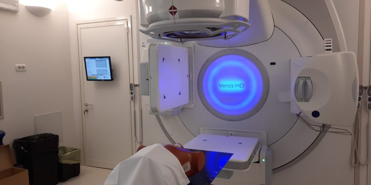 È entrato in funzione al Policlinico di Modena un nuovo Acceleratore Lineare  per Radioterapia Oncologica.  Sostituisce una apparecchiatura del 2001