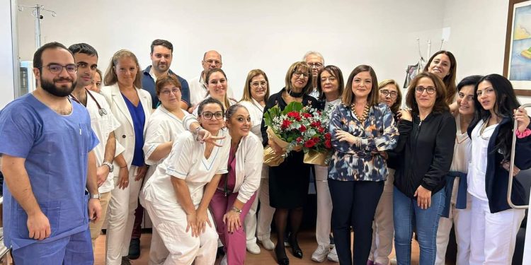 L’oncologa Clementina Savastano va in pensione. Lascia il Ruggi di Salerno dopo anni di attività accanto al paziente oncologico. Il ricordo della Community Oltre lo Specchio