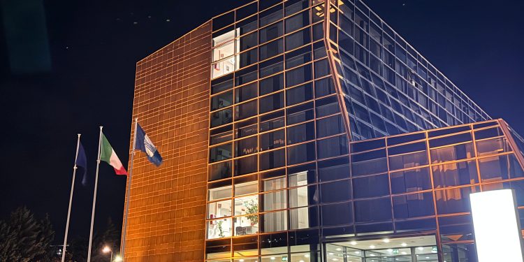 L’Aor San Carlo si illumina di arancione contro la violenza sulle donne