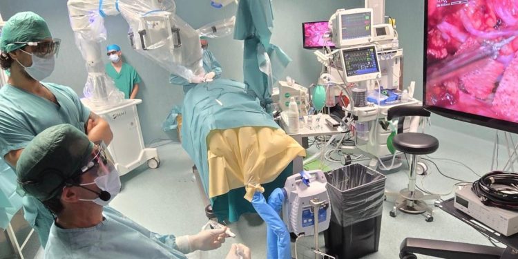 Alla “San Michele” eseguito per la prima volta al mondo un intervento ‘live’ di microchirurgia con metodica dissettiva. Il robot Symani usato in campo oncologico da Vito Del Deo