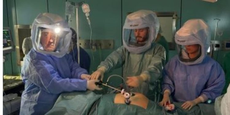 Si chiama PIPAC, chemioterapia intra-peritoneale a flusso d’aria pressurizzata, la procedura chirurgica eseguita oggi, per la prima volta in Calabria, all’ospedale “Giovanni Paolo II” di Lamezia Terme dell’Azienda Sanitaria Provinciale di Catanzaro
