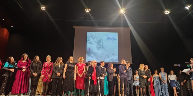 L’Associazione Nazionale A.N.I.Ma.S.S. ODV e l’istituto  M. Sanmicheli di Verona hanno realizzato il 19 dicembre 2024 l’ evento sfilata “Un viaggio tra i colori dell’invisibilità” che si è tenuto presso la Sala Auditorium Palazzo della Gran Guardia Verona per sensibilizzare e riflettere sulla Sindrome di Sjögren Primaria Sistemica, una patologia rara, discriminata, invisibile e ancora poco conosciuta.