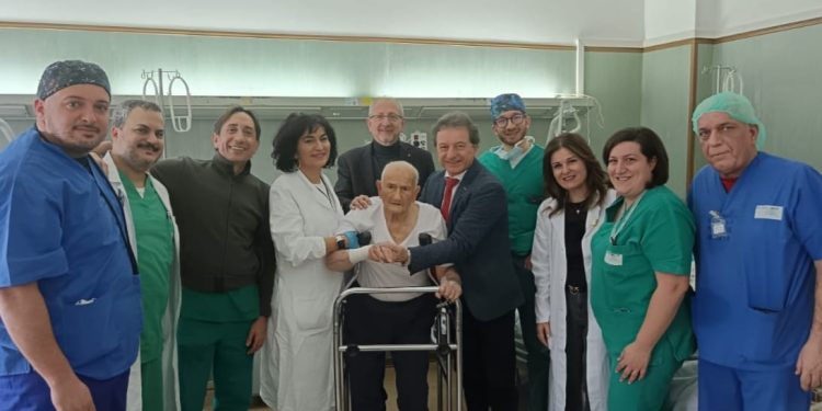 NONNINO DI 103 OPERATA CON UNA PROTESI TOTALE ALL’ANCA. E’ IN PIEDI DOPO 24 ORE