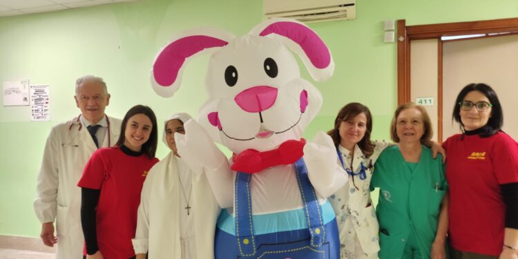 ” UN SORRISO DI DOLCEZZA: SMILE ANIMAZIONE DONA UOVA DI CIOCCOLATO AI PICCOLI PAZIENTI E ALLE NEOMAMME DEL FATEBENEFRATELLI”