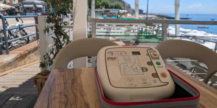 Estate sicura: a Maiori attivato il servizio di primo soccorso sulla spiaggia di Erchie e completata la consegna dei defibrillatori aggiuntivi alle attività commerciali
