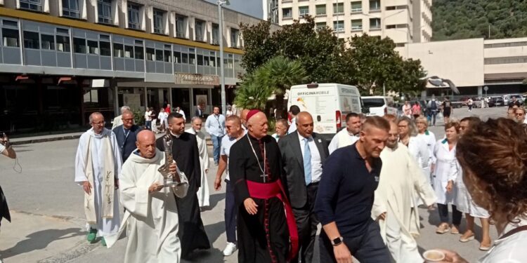 Il Braccio del Santo Apostolo e Evangelista Matteo entra nell’ospedale di Salerno