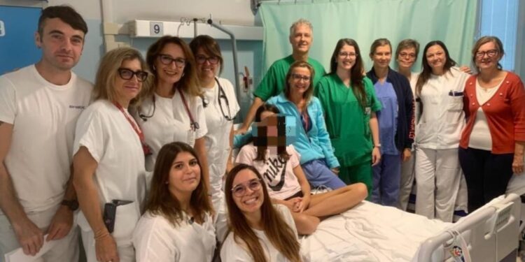 Una diagnosi rara, un intervento urgente e una canzone per tornare a sorridere: la storia di Serena