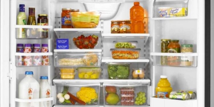 Dalla posizione delle uova in frigo all’igiene delle spugnette, gli errori più comuni nelle cucine degli italiani. Dall’Istituto Superiore di Sanita’ dieci regole per pasti sicuri e sani da preparare in casa