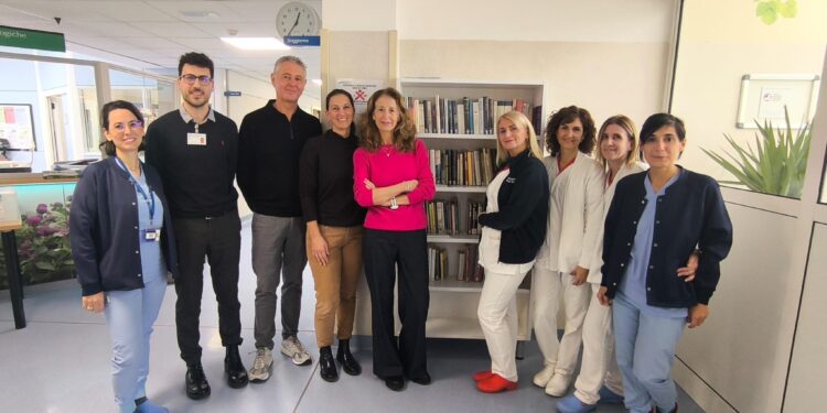 HIV: ALLA VIGILIA DELLA GIORNATA MONDIALE CONTRO L’AIDS DEL 1° DICEMBRE, IN ITALIA I NUOVI CASI RESTANO STABILI, ALLONTANANDOCI DAGLI OBIETTIVI UNAIDS 2030. SERVONO PIÙ TEST, INFORMAZIONE E ACCESSO ALLA PREP. LA SFIDA NON È VINTA