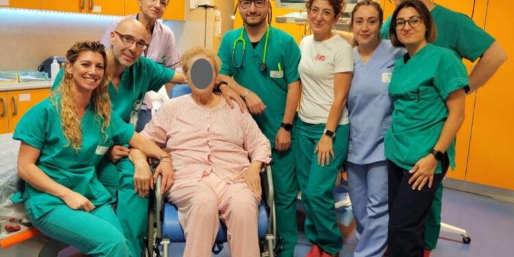 Rimosso endoscopicamente un raro calcolo che occludeva completamente il duodeno: complesso intervento al Garibaldi-Nesima di Catania