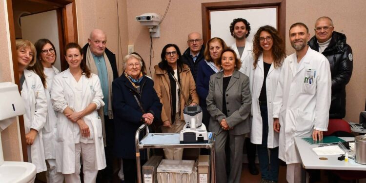 L’Associazione Malattie Genetiche Rare dona uno strumento per la diagnosi delle patologie oculari rare all’Ambulatorio di Genetica Oculare