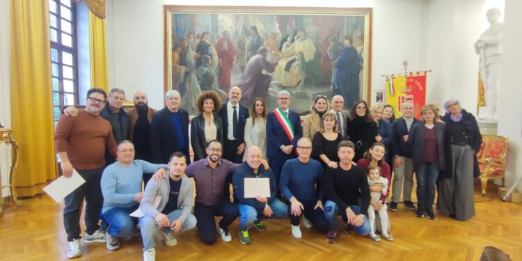 GLI “ANGELI”DELL’OSPEDALE DI CAVA de’ TIRRENI PREMIATICON UN ATTESTATO DI MERITO DAL SINDACO