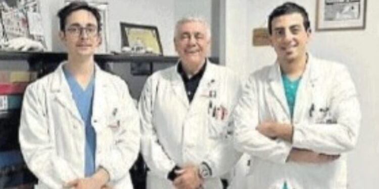 Rischia di perdere la mano schiacciata da una spaccalegna. I medici del Salesi nelle Marche gli salvano l’arto destinato all’amputazione